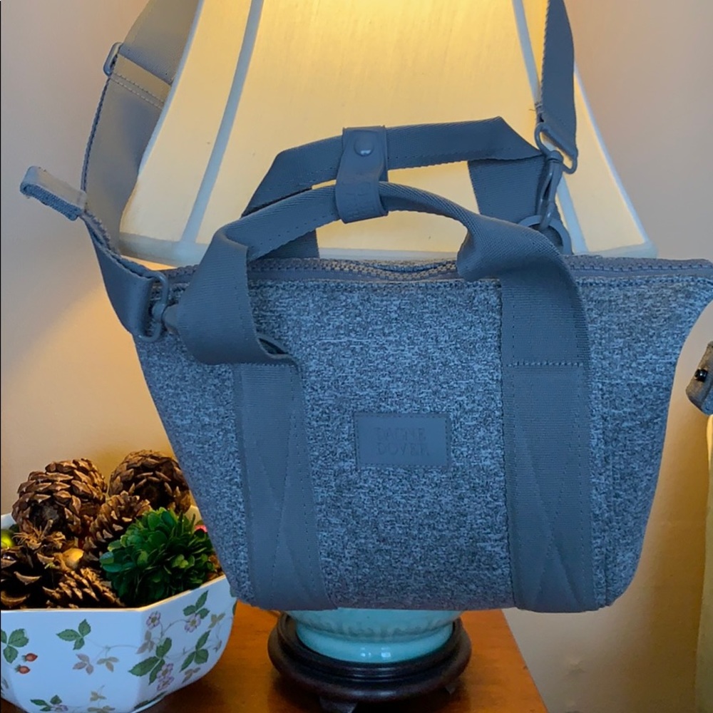 Small Landon Carryall w/exterior phone pocket